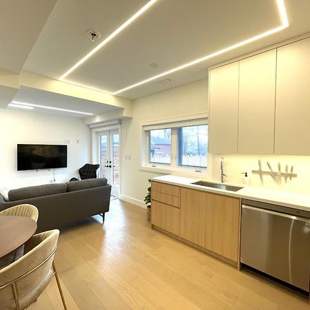 Modern Apartment Close To The Beach With Parking Торонто Экстерьер фото
