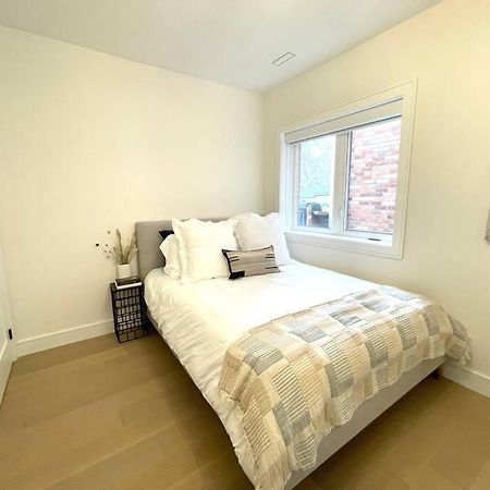 Modern Apartment Close To The Beach With Parking Торонто Экстерьер фото