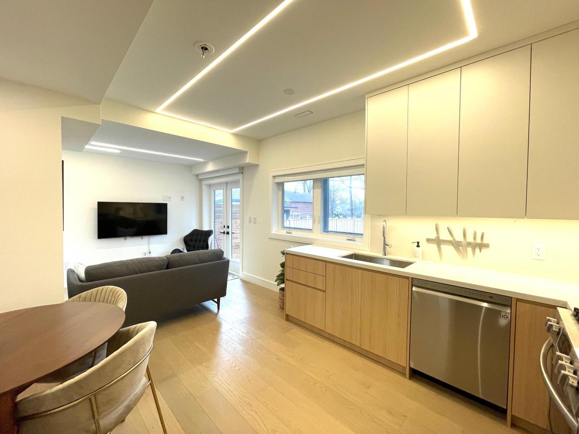 Modern Apartment Close To The Beach With Parking Торонто Экстерьер фото