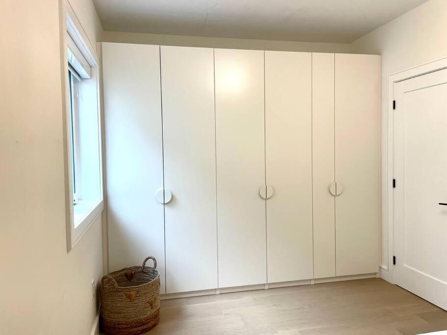 Modern Apartment Close To The Beach With Parking Торонто Экстерьер фото