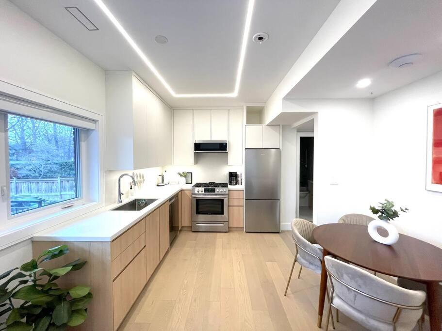 Modern Apartment Close To The Beach With Parking Торонто Экстерьер фото