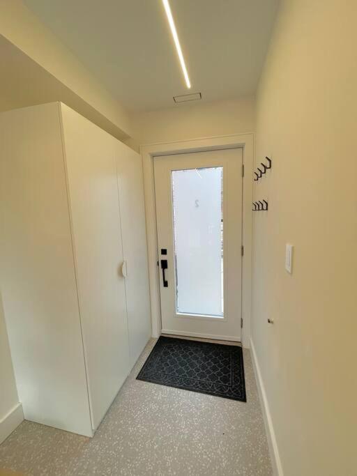 Modern Apartment Close To The Beach With Parking Торонто Экстерьер фото