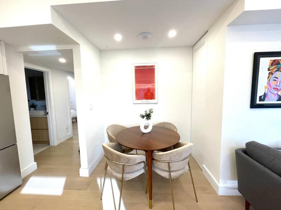 Modern Apartment Close To The Beach With Parking Торонто Экстерьер фото