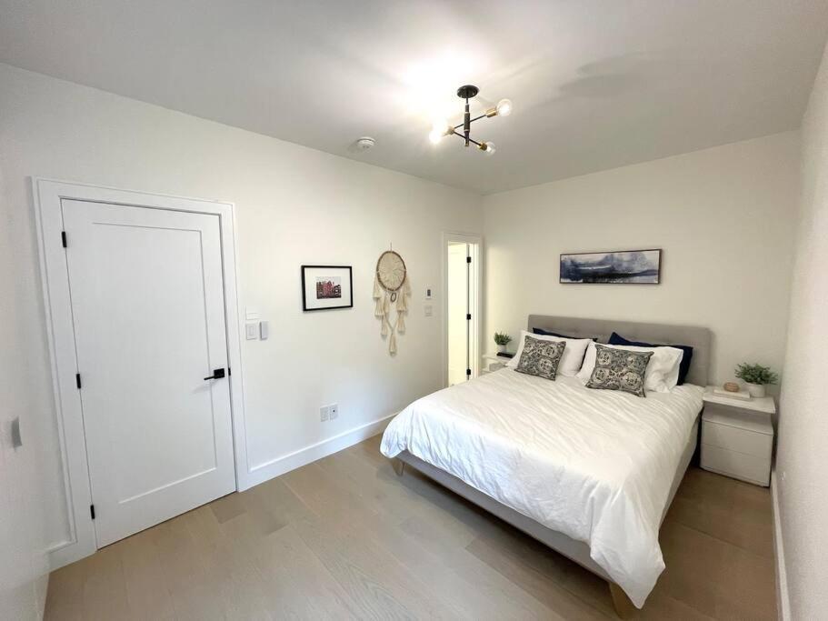 Modern Apartment Close To The Beach With Parking Торонто Экстерьер фото