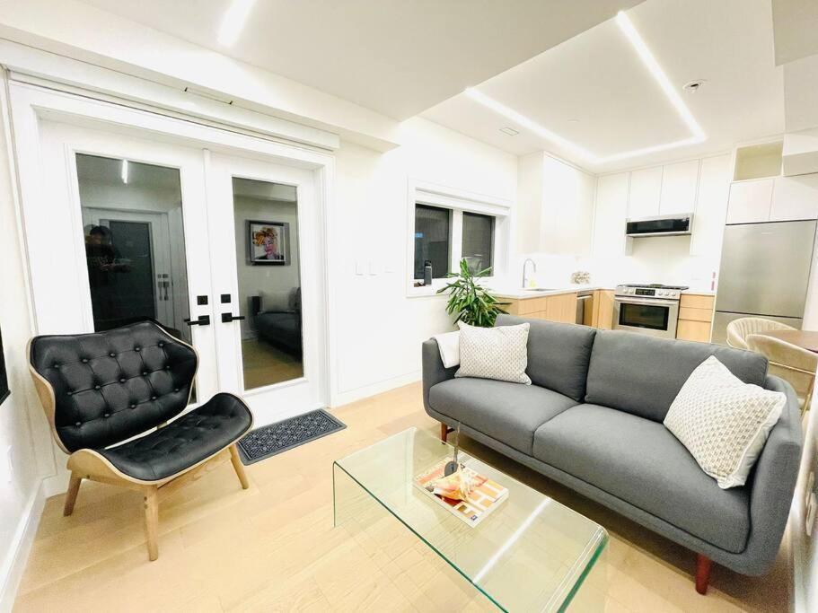 Modern Apartment Close To The Beach With Parking Торонто Экстерьер фото