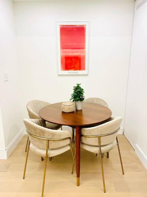 Modern Apartment Close To The Beach With Parking Торонто Экстерьер фото